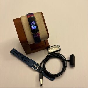 Fitbit Luxe (gold/ purple band)